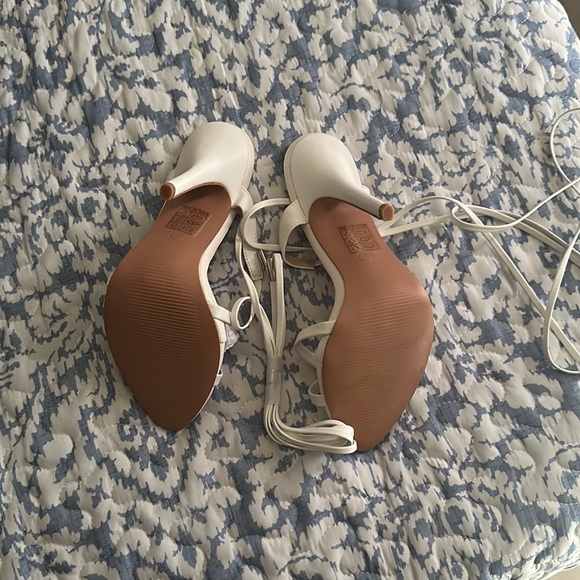 White Mild Heel Toe Loop Ankle Tie Heel - Picture 5 of 8